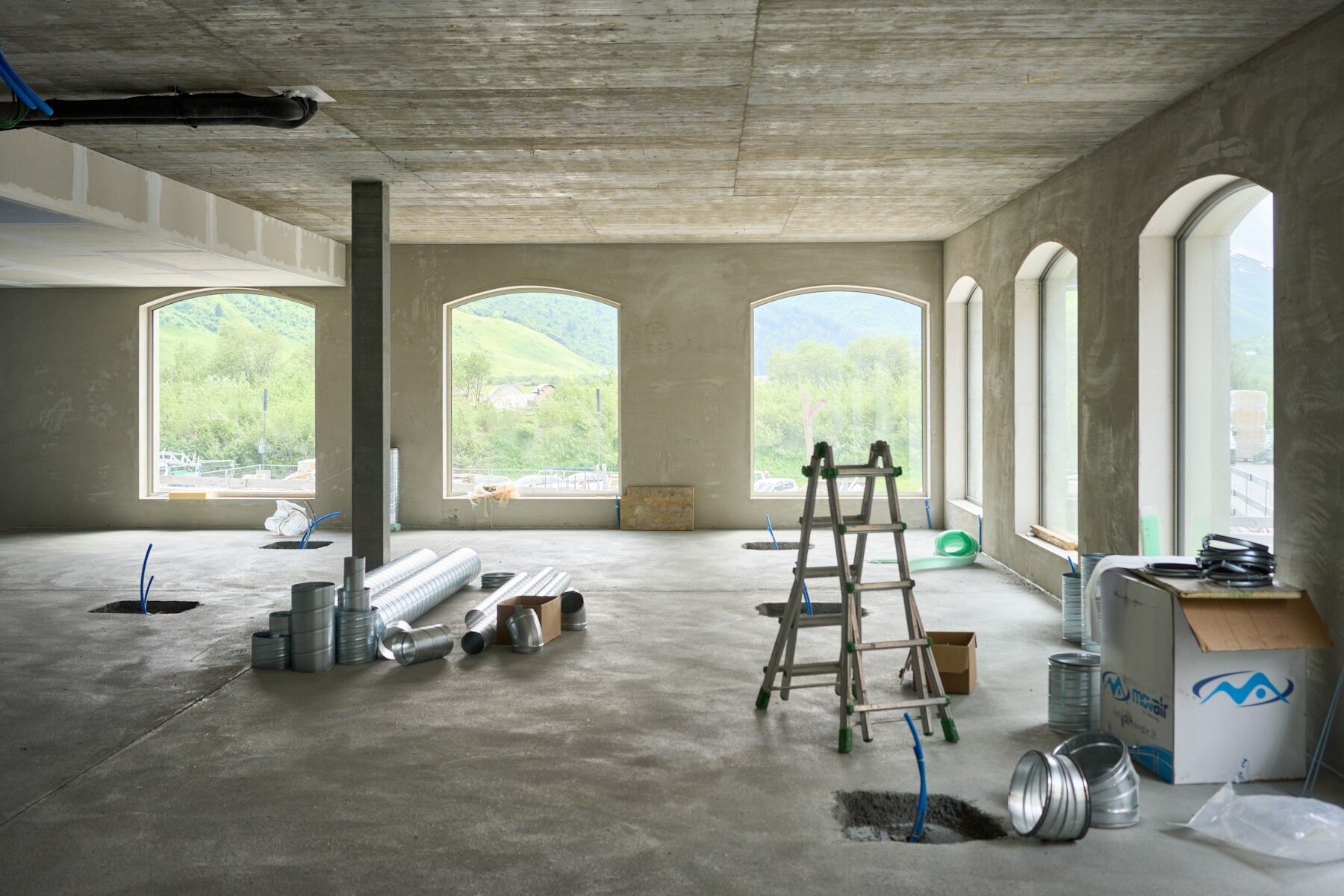 Ruimte in renovatie met ladder en werfmateriaal